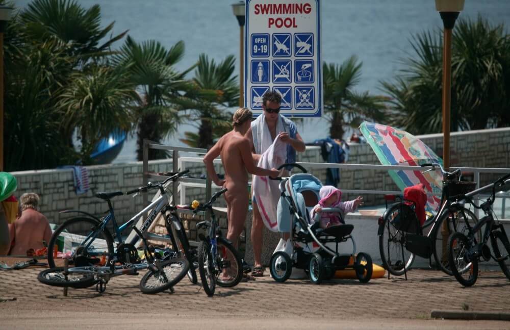 Poolside Camp Gathering pics - Spontaneous Nudism Thrives