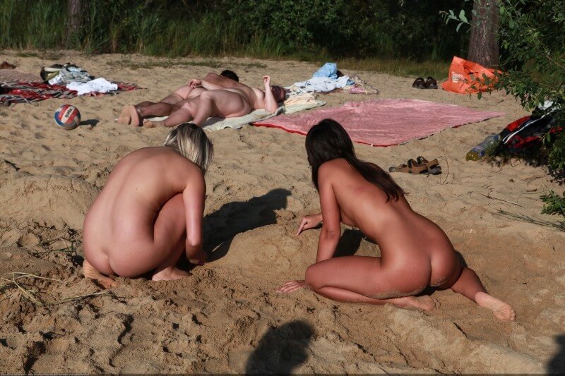 Creekside activity Big Photo gallery - Naturists live in harmony with nature