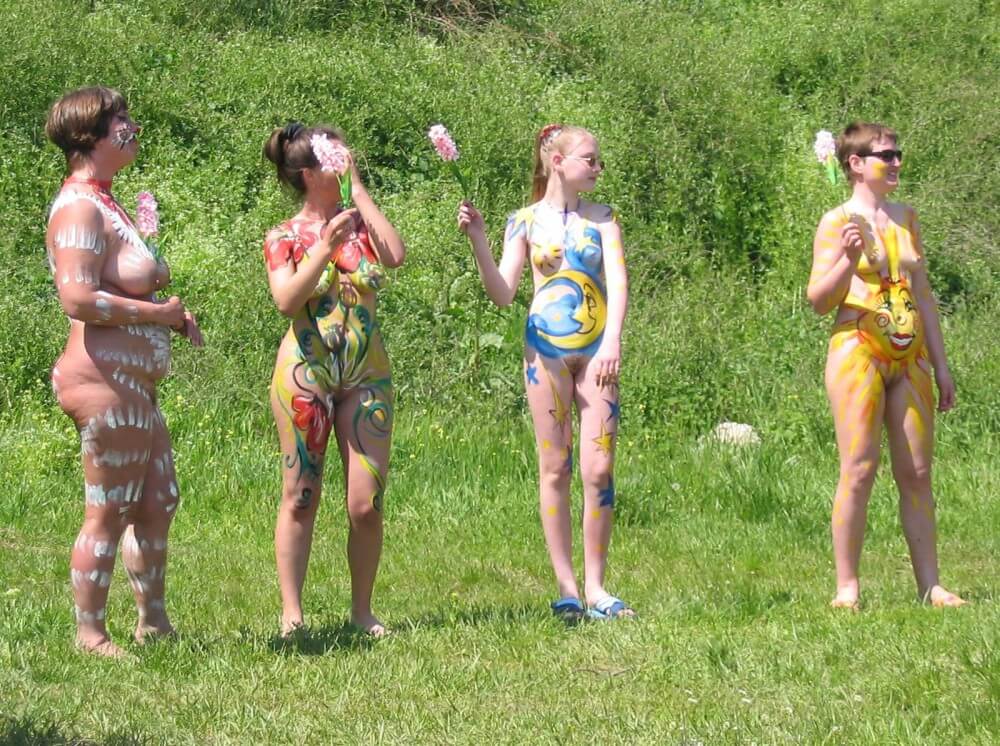 Family String-Apple Game Pics - Naturism promotes health of mind and body
