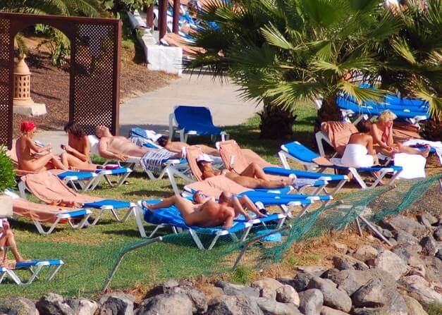 Enature - Les textiles - Nudists and naturists: whats the differencex