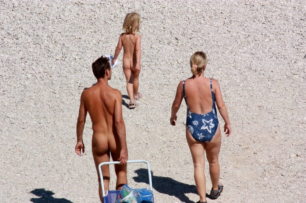 Beach Voyage Nudism Life pics - Values trust and friendliness among naked people