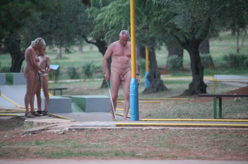 Mini-Golf Nude Participants pics - Boundaries disappear in the world of nudism