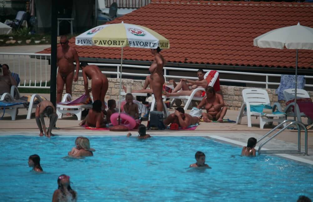 Naturist Pool Observation pics - A nudist promotes tolerance and respect for others