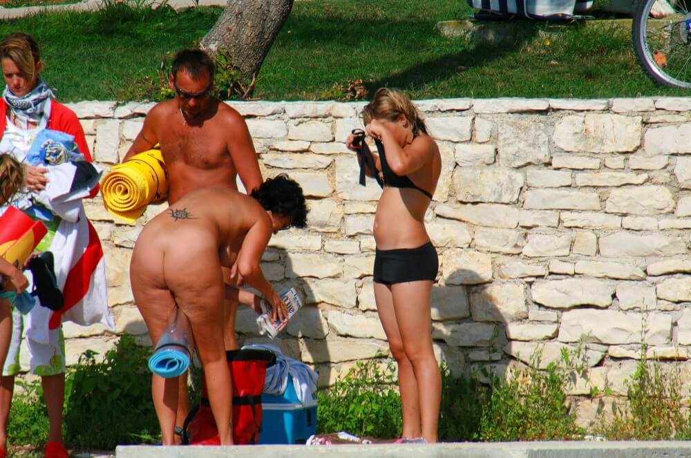 Ula FKK Sisters Day photo gallery - In naturism, sincerity and openness toward others are valued