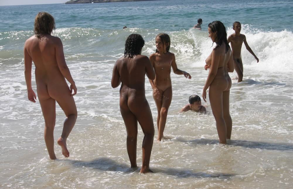 Brazils Water Refreshing pics - People seek in nudism a way to overcome their insecurities
