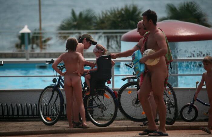 Freedom on two wheels: how cycling and hiking enrich the lives of nudists - The practices of naturism teach us to appreciate life and harmony with the world around us