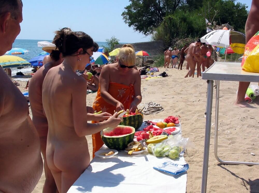 Bulgarian Nude Day Preps pics - Naturists love nature and the environment