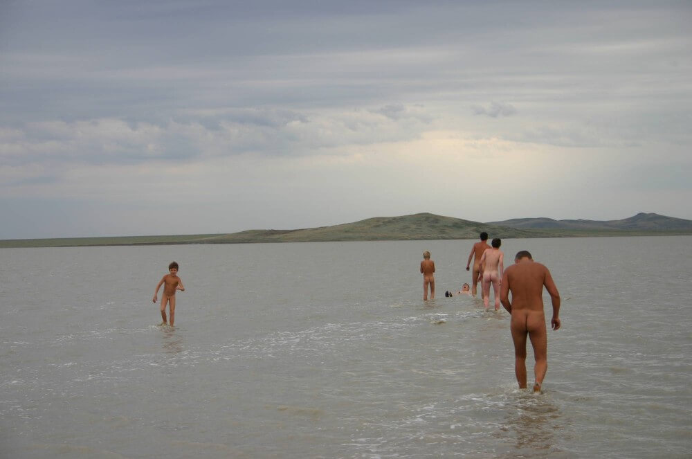 Black-Sea Body Mud Shots pics - Nudity as an expression of natural beauty