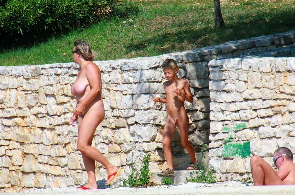 Ula FKK Wall-Side Families pics - A person without clothes is closer to nature