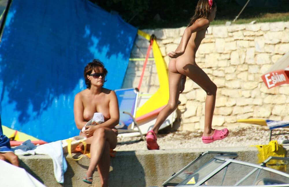 Bright Day Sun Tanning pics - Nudism and naturism are closer to natural harmony