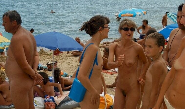 Documentary video naturism 1999 - Types of recreation in nudist and naturist resorts and parks