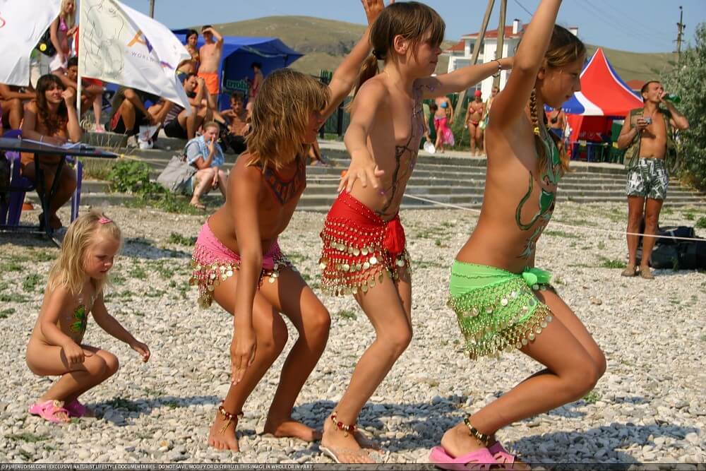 Festival and dancing photos - In naturism, nature serves as the bodys natural clothing