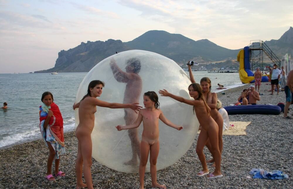 Pics Walk on the Beach Balloon - Popularizing nudism among the general public