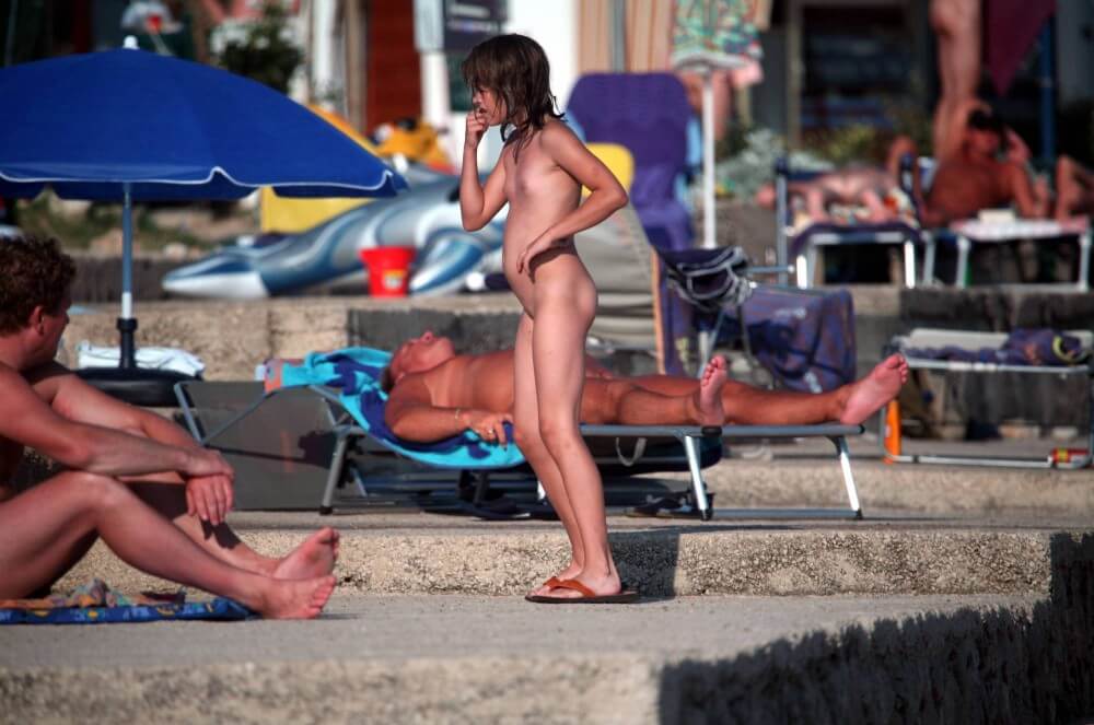 Girl Walk to Nudist Shower pics - The entire upper aristocracy practiced nudism