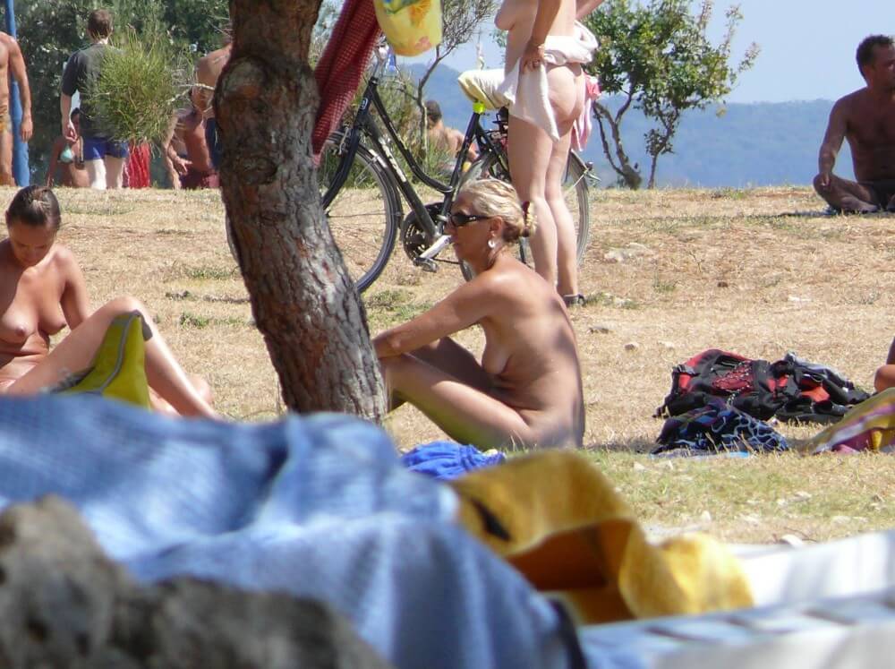 Ula FKK Shore Perspective pics - Being yourself is part of nudism