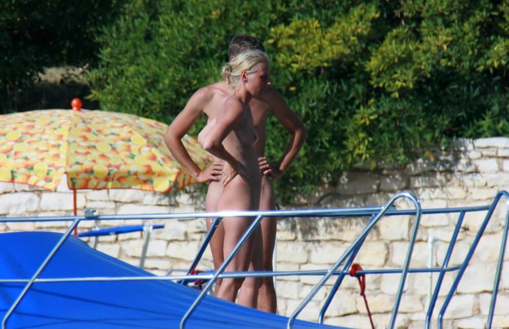Casual Beachside Strolling pics - Visit a nudist beach