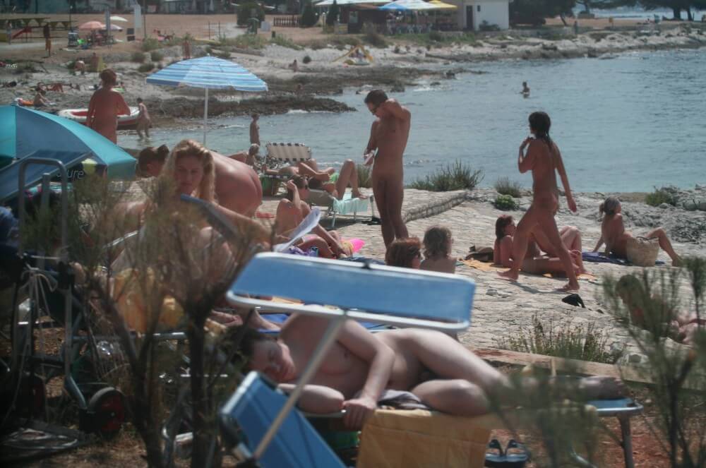 Nuda Beach Wide Outlook pics - Naturists love nature and the environment