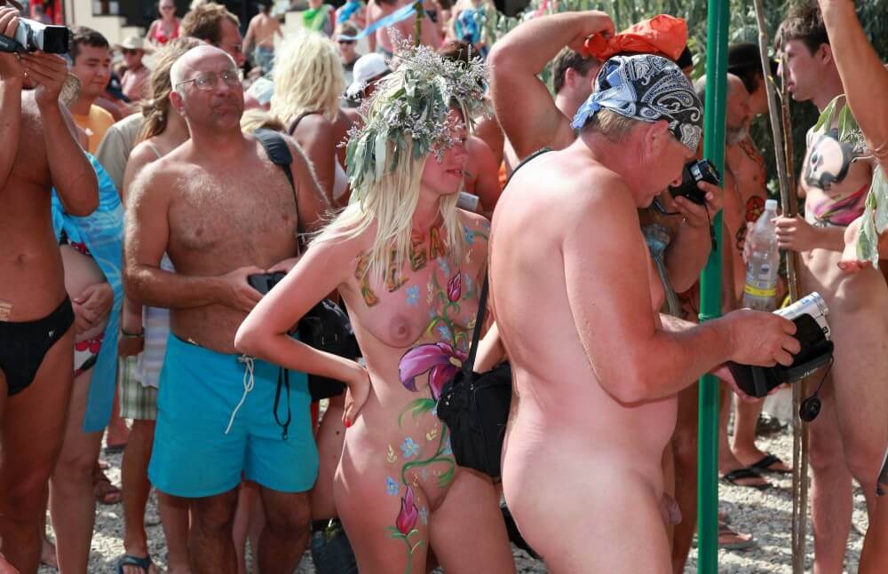 Neptune Painting Couple pics - A person without clothes is closer to nature